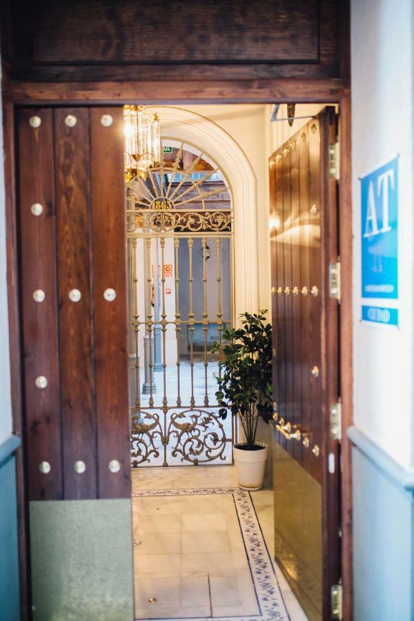 One&Lux Byron Suites Sevilla Exteriör bild