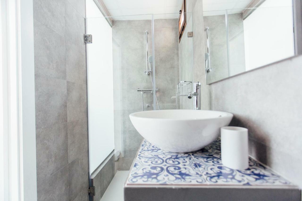 One&Lux Byron Suites Sevilla Exteriör bild