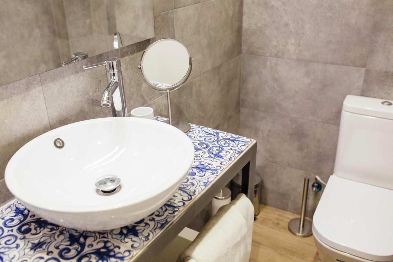 One&Lux Byron Suites Sevilla Exteriör bild